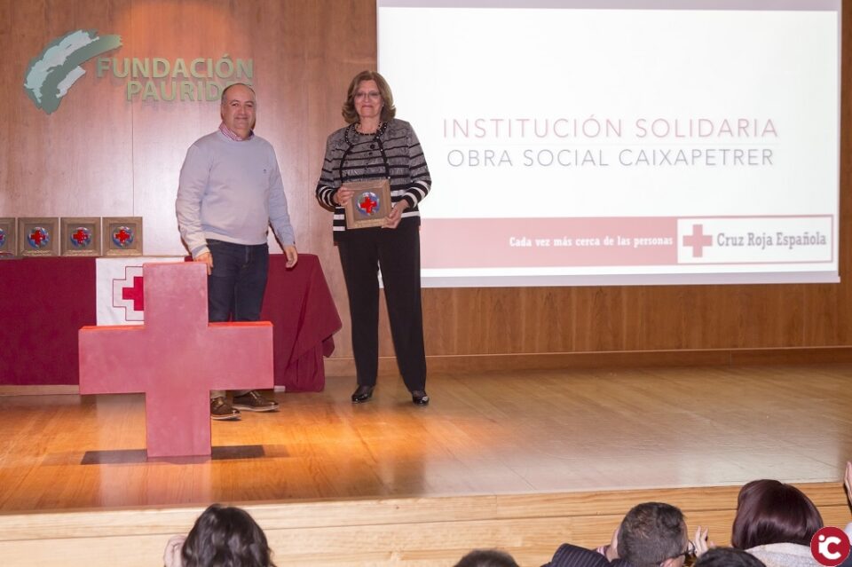 Cruz Roja de Elda premia la solidaridad de Obra Social Caixapetrer