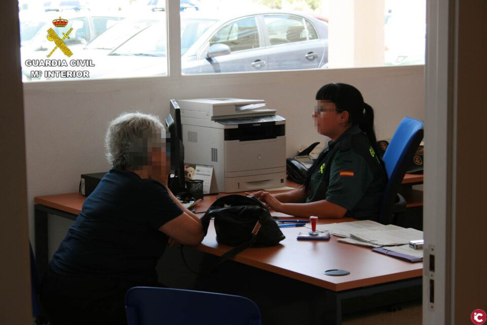 La Guardia Civil detiene en Sax a una agente de seguros por estafar