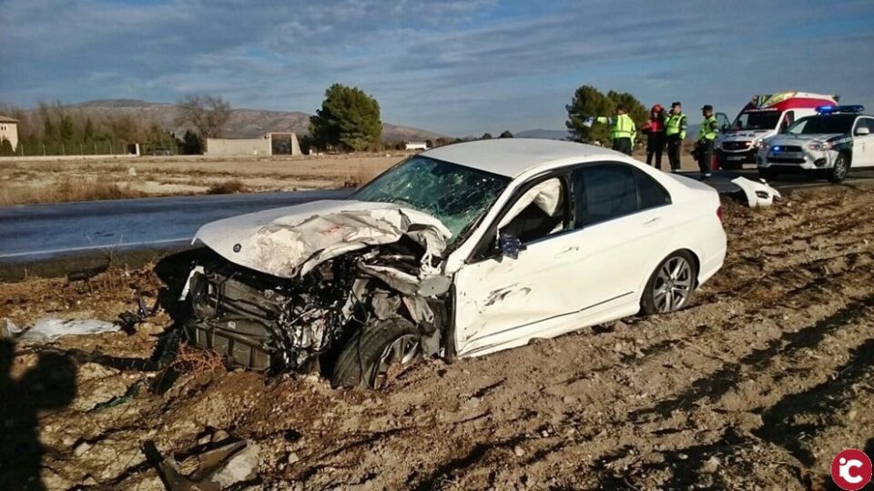 Violento choque entre dos vehículos en la carretera que une las localidades de Villena y Caudete