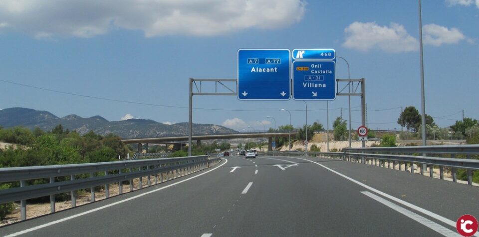 ÚLTIMA HORA: Retenciones en la A-7 a la altura de Ibi por la caída de un pórtico con carteles informativos