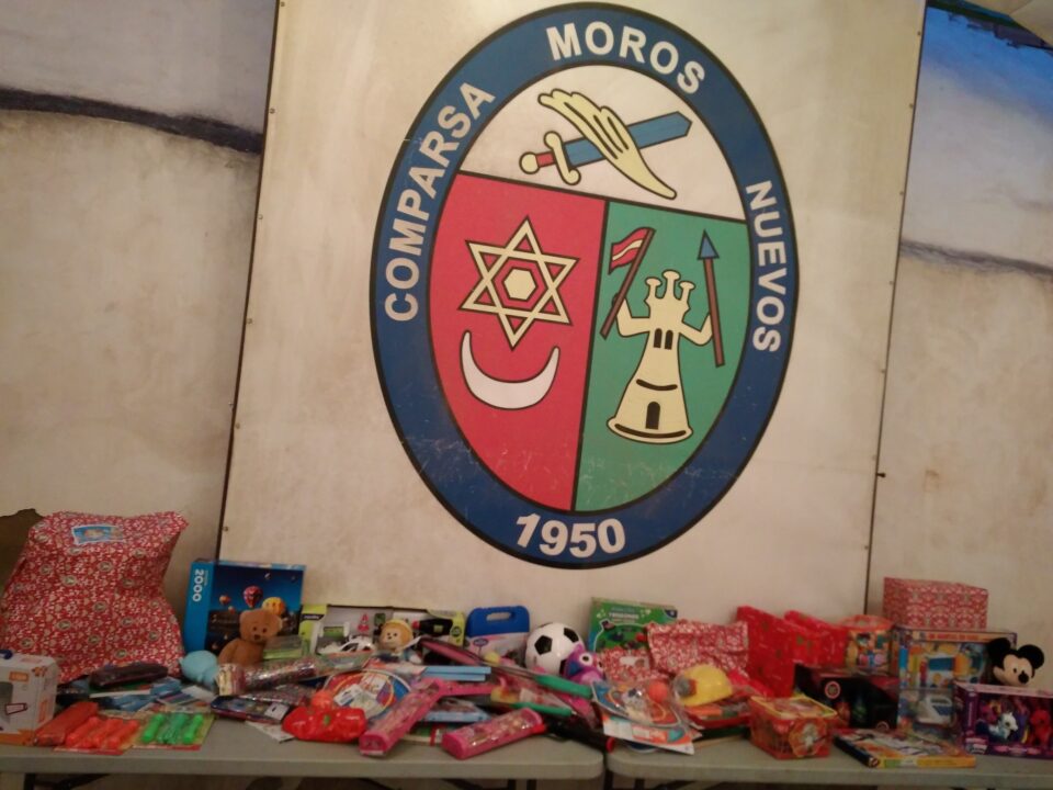La Comparsa de Moros Nuevos recauda más de 100 juguetes en su Comida Solidaria de Navidad
