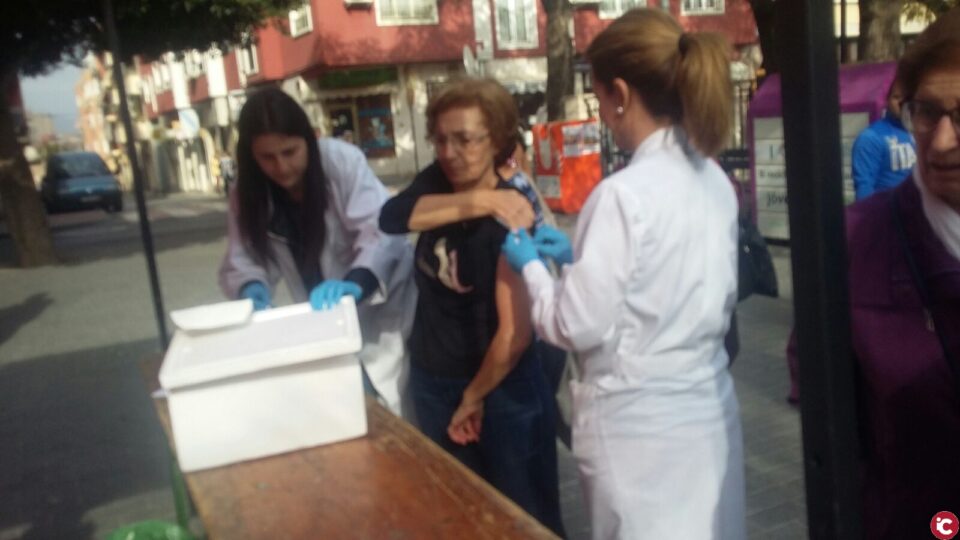 La Concejalía de Sanidad lleva la campaña de vacunación contra la gripe a los lugares de mayor afluencia de la población