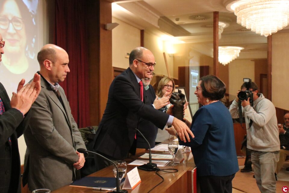 Lola Mollà recibe el XVI Premio Maisonnave de la Universidad de Alicante