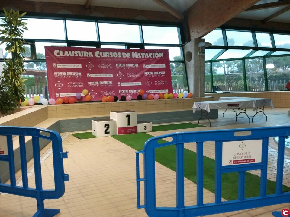Más de mil cursillistas despiden el año en la piscina municipal Tomás Martínez Urios de Aspe