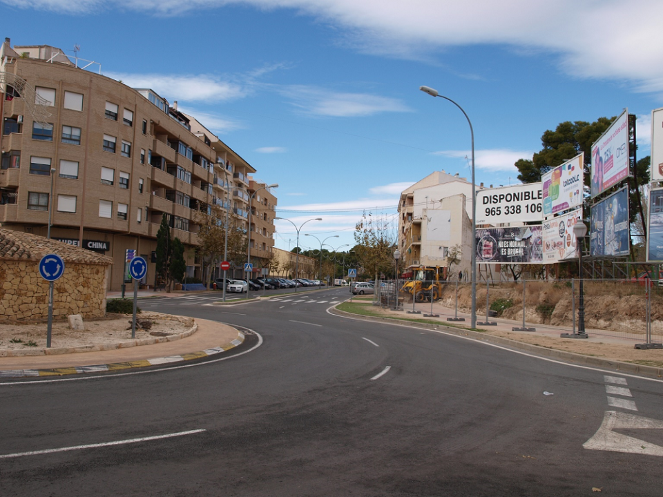 El Ayuntamiento de Ibi construye una mureta de contención para acabar con los deslizamientos de tierra de un solar