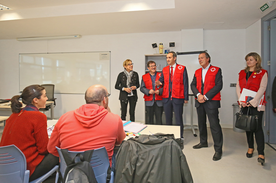 La Diputación de Alicante renueva con Cruz Roja el convenio para acoger temporalmente a refugiados en el Hogar Provincial en 2018