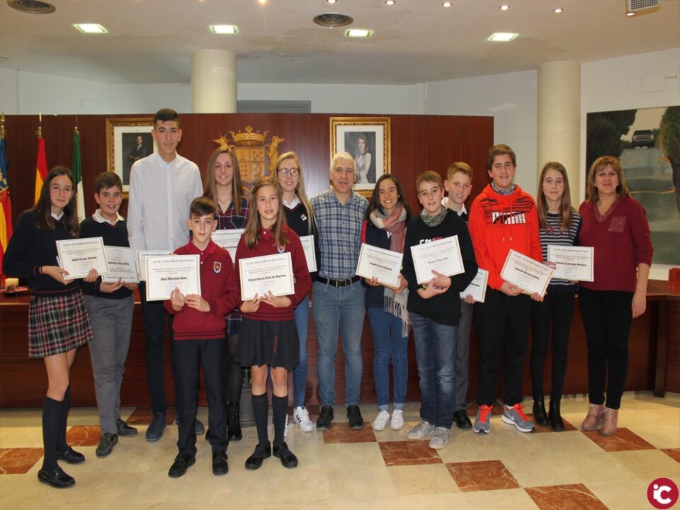 El Ayuntamiento reconoce a los alumnos destacados con el Premio al Rendimiento Académico del pasado curso