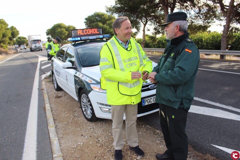 El delegado del Gobierno visita uno de los controles de la Agrupación de Tráfico de la Guardia Civil en Alicante