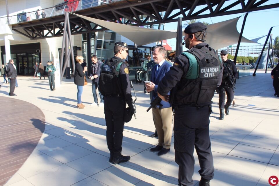 El delegado asiste a uno de los controles de seguridad ciudadana realizado en un área comercial de Valencia