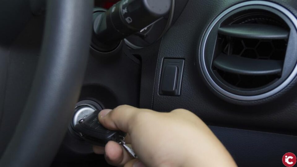 La Policía Nacional detiene a un hombre que conducía en estado ebrio y amenazó de muerte a una persona esgrimiendo un bastón estoque tras una discusión de tráfico