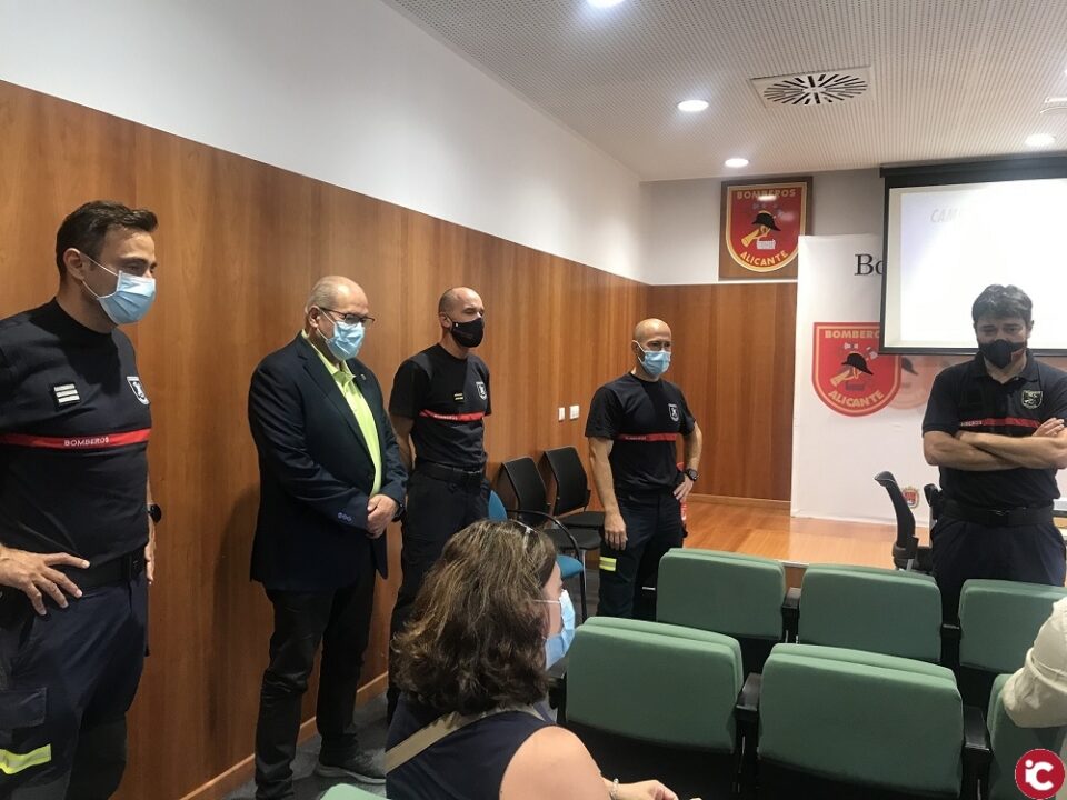 Los Bomberos del SPEIS llevan su campaña de Prevención de Incendios "salvavidas" a las comunidades de vecinos con charlas para fomentar la instalación de detectores de humo en Alicante