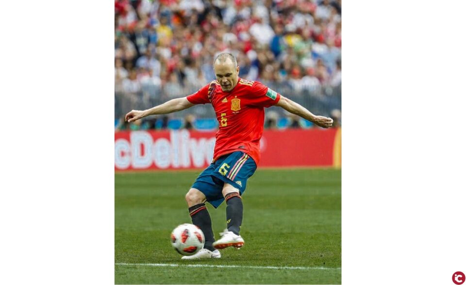 Las botas de Andrés Iniesta se unen a la colección de Zapato con Historia del Museo del Calzado de Elda