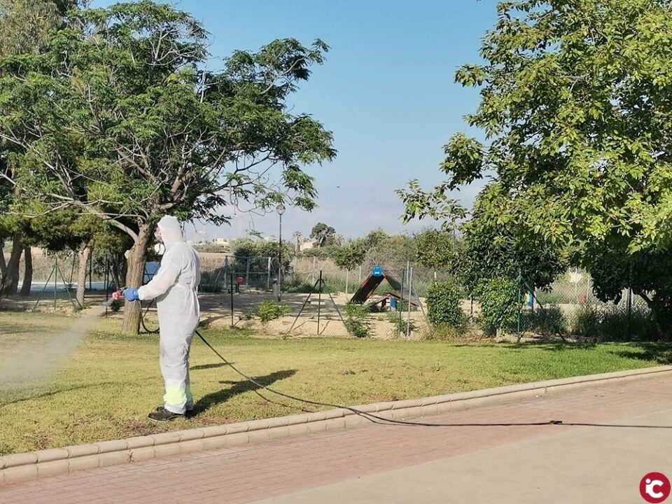 Completado el fumigado del parque infantil Hello Kity y el parque canino contiguo