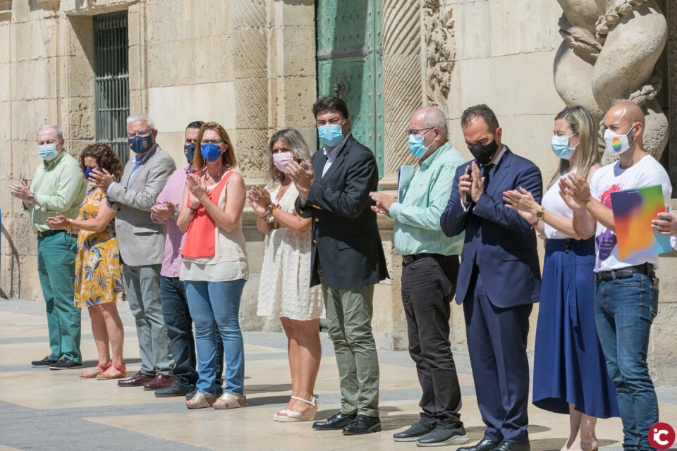 El Ayuntamiento de Alicante guarda un minuto de silencio como muestra de condena por el asesinato de Samuel