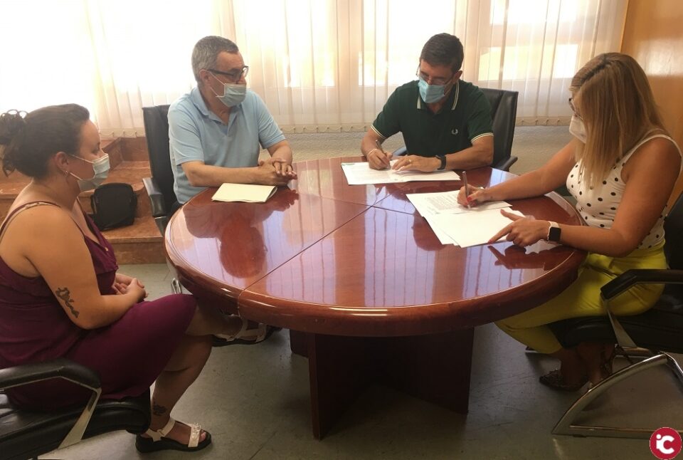 La alcaldesa y el presidente de la UF firman un convenio para el libro del 75 aniversario de los Labradores