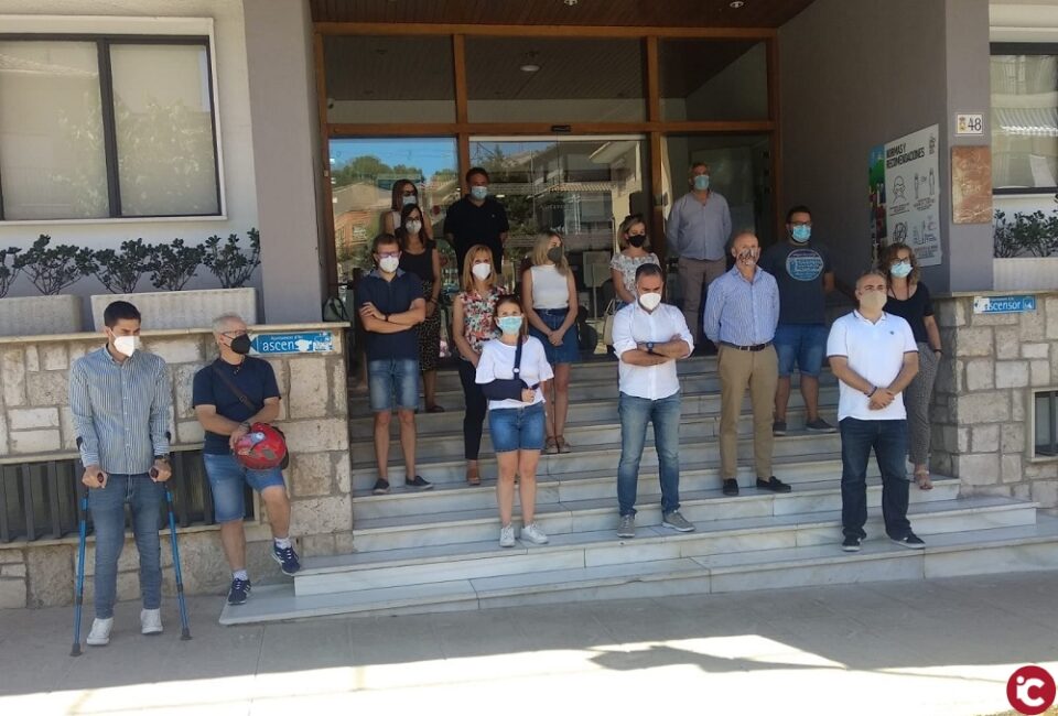 Minut de silenci en l'Ajuntament d'Ibi