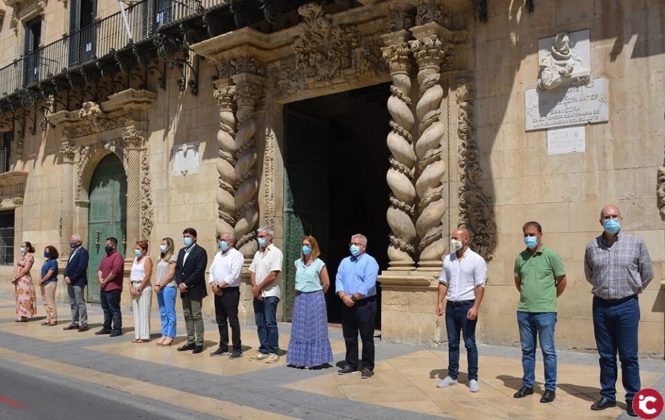 El Ayuntamiento guarda un minuto de silencio en repulsa por el asesinato de una mujer en Burriana el 21 de abril