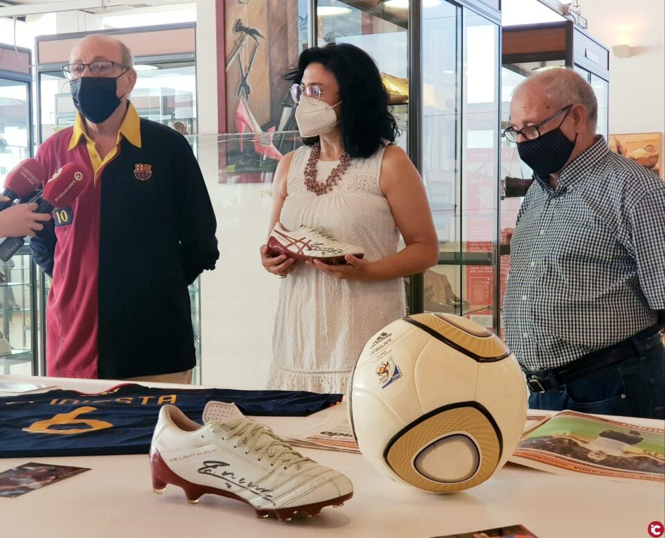 El Museo del Calzado de Elda ya cuenta con las botas de fútbol de Andrés Iniesta dentro de su colección de 'Zapato con Historia'