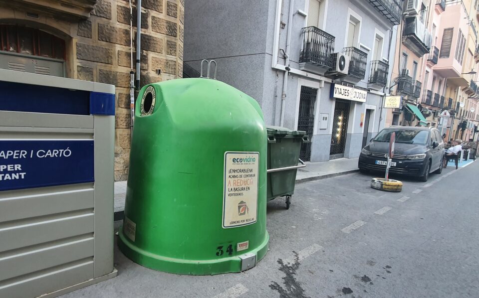 La localidad cuenta con 48 contenedores tipo 'iglú' (uno por cada 143 habitantes) para facilitar el depósito de todo tipo de envases de vidrio