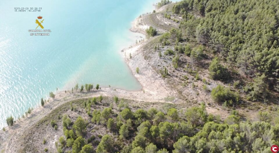 La Guardia Civil rescata en aguas de Alicante una tortuga boba atrapada en una baliza casera empleada para la pesca ilegal