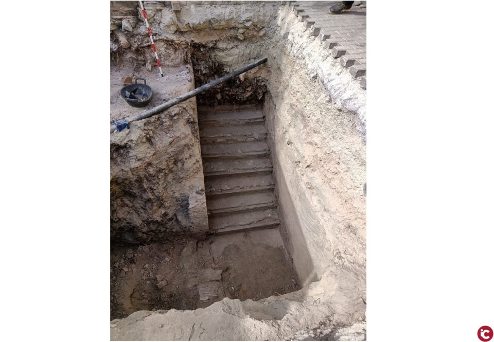 Las excavaciones sacan a la luz la entrada y las escaleras del refugio antiaéreo de la plaza de Baix