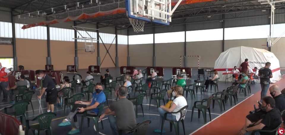 Reportaje sobre los servicios de Protección Civil y Cruz Roja en la vacunación masiva en Petrer