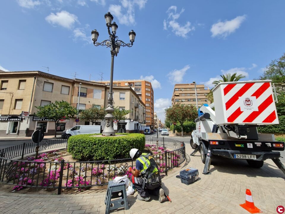 El Ayuntamiento de Elda inicia la restauración de 'La Farola' con la instalación de tecnología LED y una nueva pintura con los detalles en dorado
