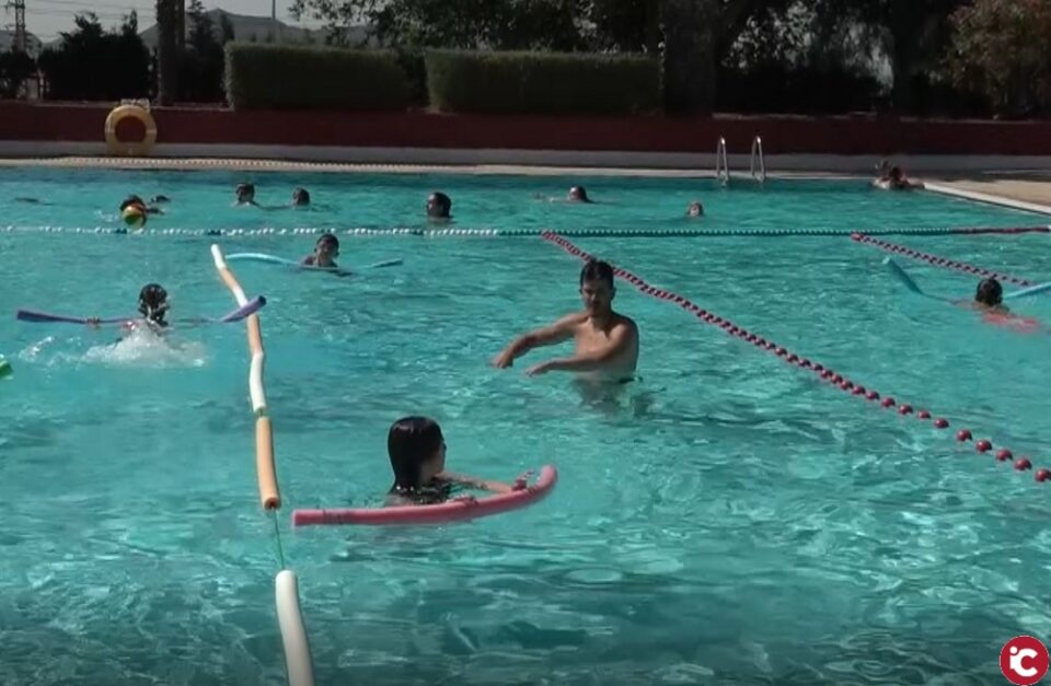 Más de 600 niños y niñas de Elda asisten a la Escuela Municipal de Verano que se desarrolla en el Complejo Polideportivo de San Crispín