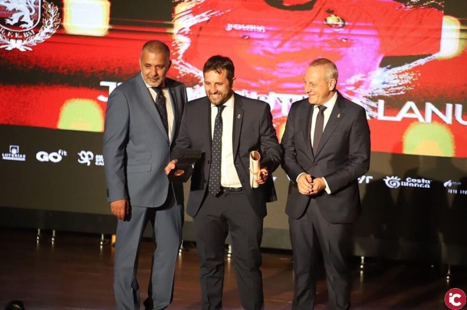 El Policía Nacional Juan Bautista fue galardonado con la Medalla e Insignia De Bronce Al Mérito Deportivo por parte de la Real Federación Española de Balonmano por el estamento de Árbitros