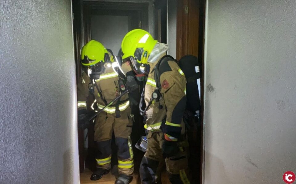 Los bomberos del SPEIS sofocan con rapidez esta noche un incendio en vivienda en el barrio de Carolinas