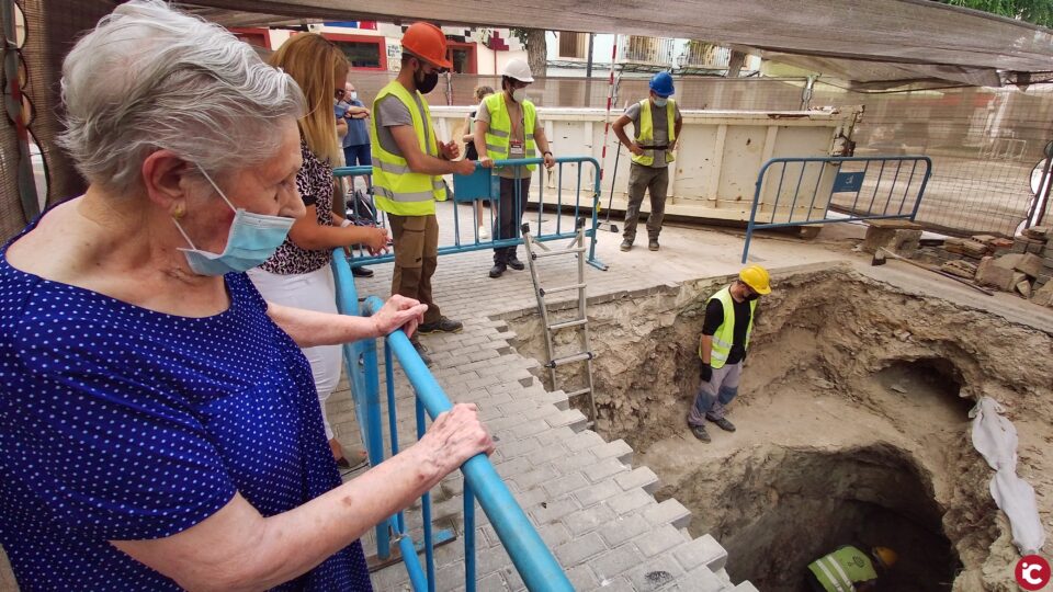 Aparecen casquillos de bala en el refugio antiaéreo de Petrer que hoy ha visitado una mujer de 100 años que participó en su construcción