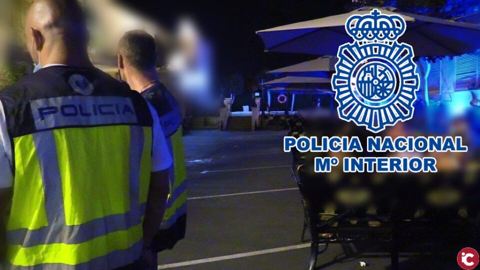 La Policía Nacional de Alicante desaloja a un grupo de más de 100 jóvenes haciendo botellón en la playa sin mascarilla y sin guardar distancia de seguridad