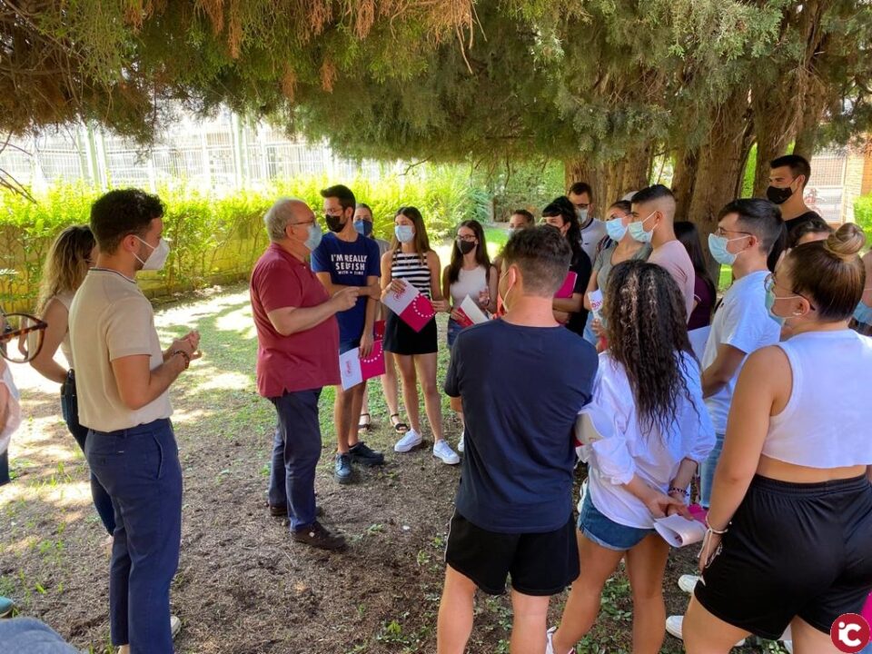 El director del Ivaj visita la escuela de monitores en la que se forman 25 jóvenes de la comarca en Petrer