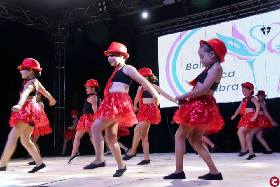 Emotiva gala del Ballet Jessica Fabra en El Campello dedicada a la joven Camila