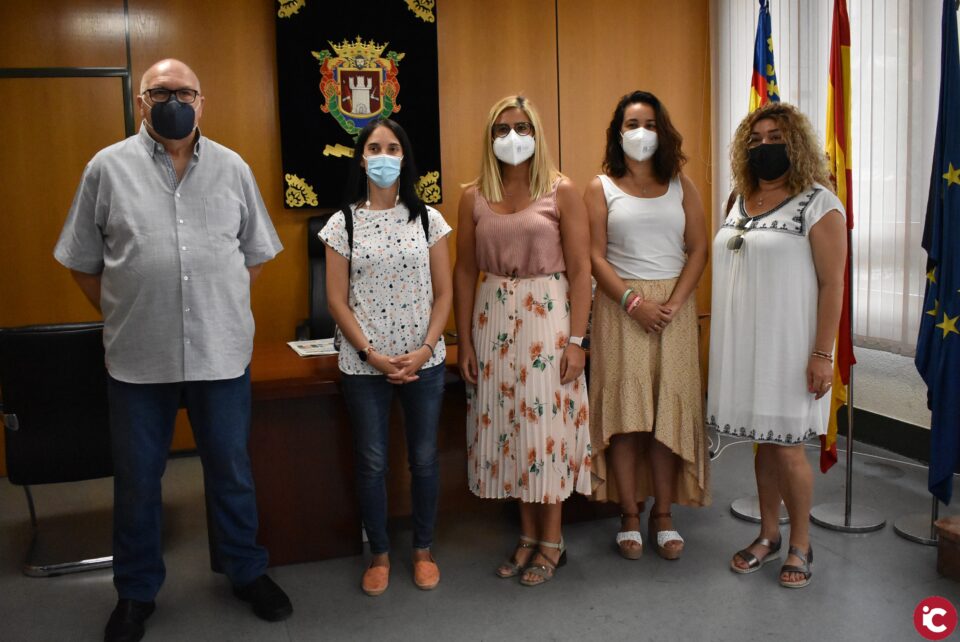 Petrer muestra el orgullo de tener tres olímpicos en Tokyo 2021 desplegando una pancarta en el balcón del Ayuntamiento