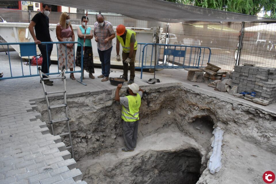 La secretaria autonómica y el director general de Calidad Democrática visitan la excavación del refugio antiaéreo de Petrer