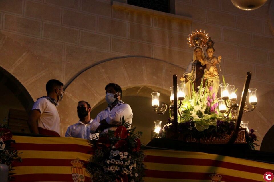 Emotivo traslado de la imagen de la Virgen del Carmen de El Campello hasta la fachada del templo