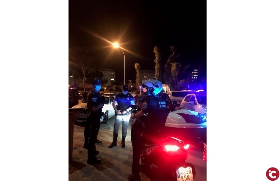 La Policía Local detiene de madrugada a dos personas como autores del robo con fuerza de un ciclomotor en Alicante