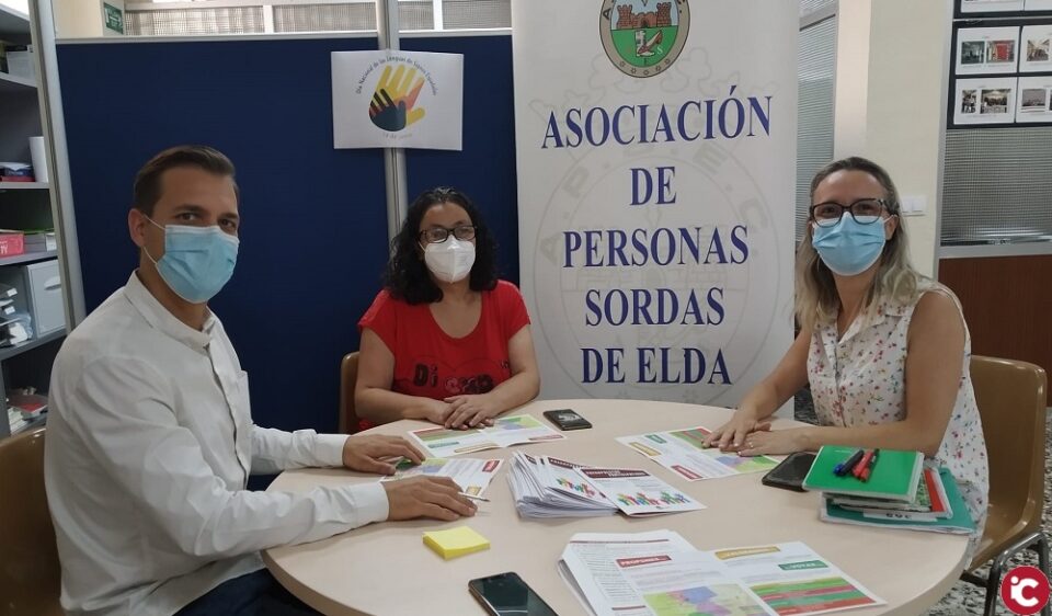 El Ayuntamiento de Elda da a conocer los Presupuestos Participativos a representantes de la Asociación de Personas Sordas de Elda y Comarca