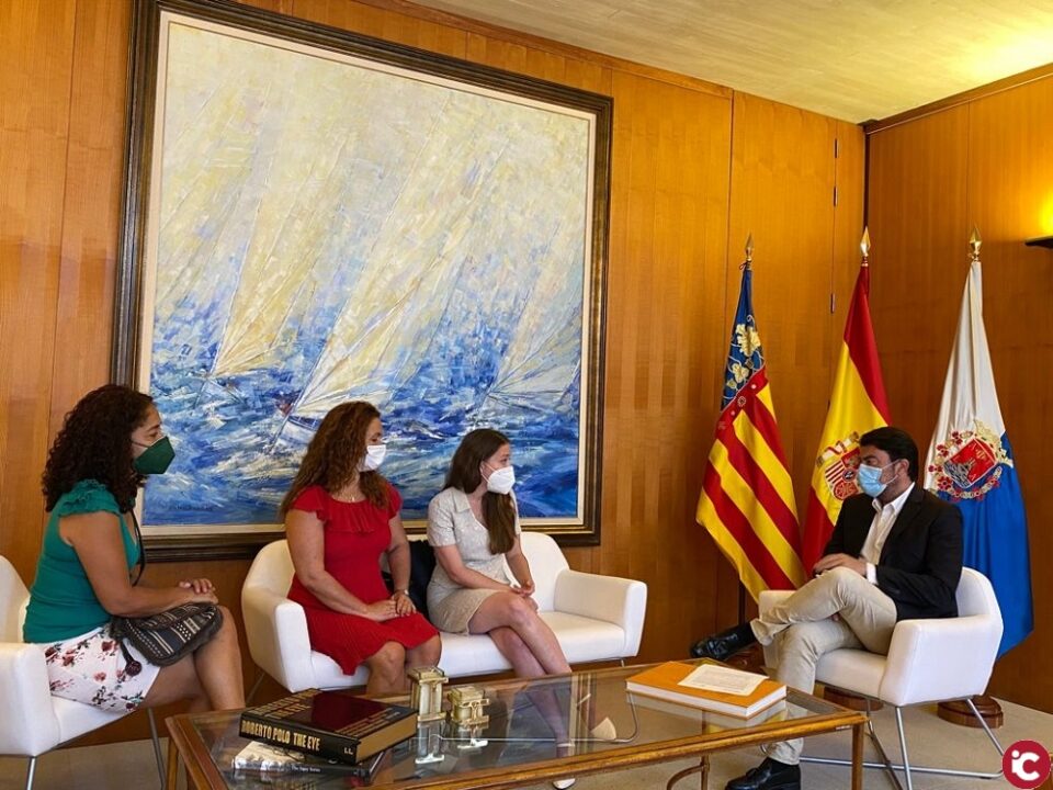 El alcalde recibe a las representantes de Cubanos para la Democracia que protagonizaron las concentraciones de la semana pasada a favor de la democracia en Cuba