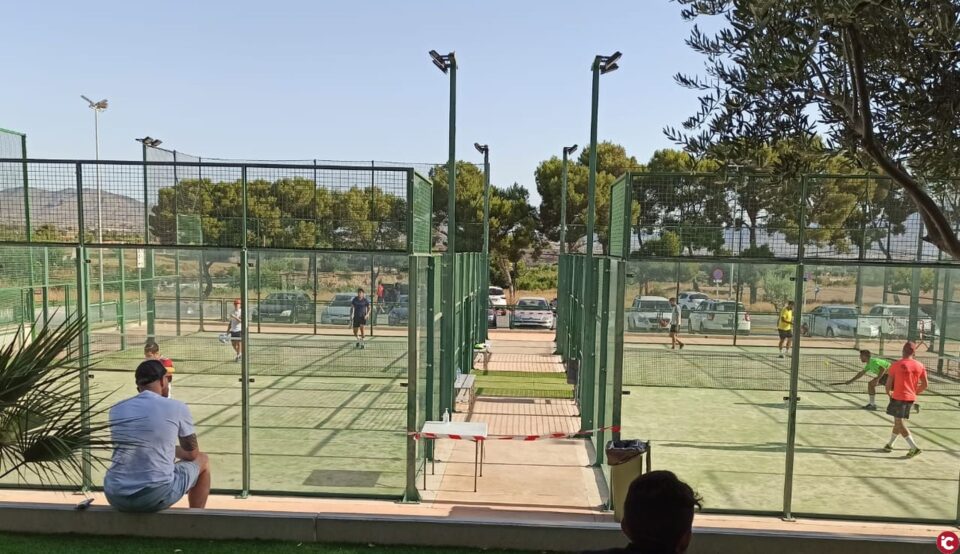 Las pistas municipales de pádel de Aspe acogieron el Torneo 12 horas de Pádel