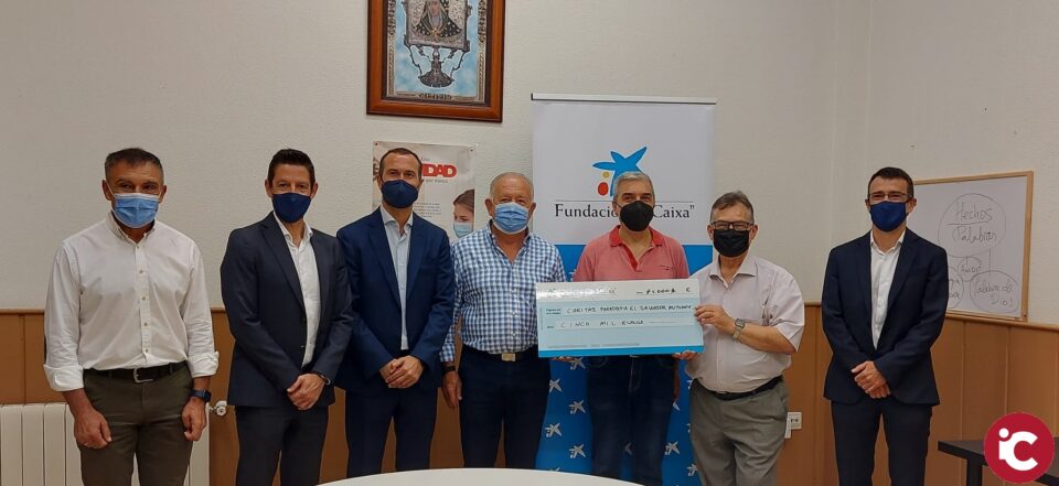 Cáritas parroquial El Salvador de Mutxamel ha recibido un cheque para continuar con su atención primaria a personas vulnerables