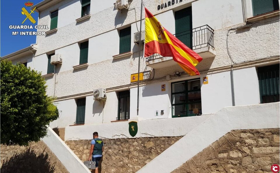 La Guardia Civil detiene a la cuidadora de una mujer de 94 años por hurtarle joyas y dinero de forma continuada