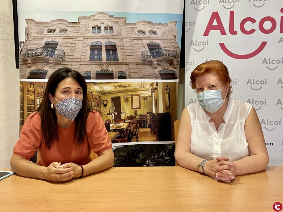 La Regidora de Turisme i la Presidenta de la Coral Polifònica Alcoiana d'Alcoi