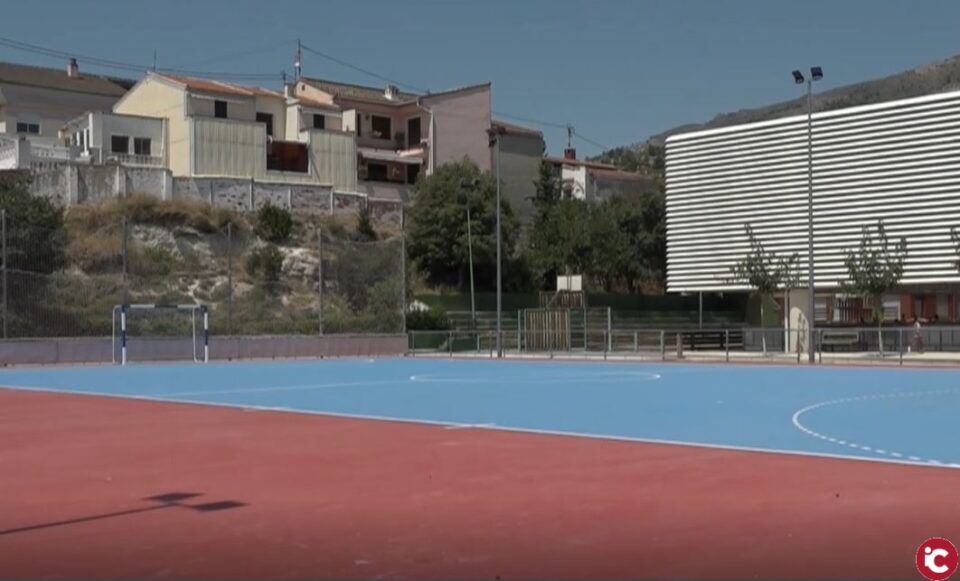 La pista central de futbol sala de Cocentaina disposa dun nou paviment