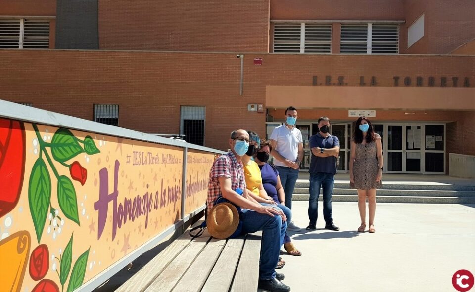 El IES La Torreta instala un mural de diez metros de longitud dedicado a la mujer trabajadora realizado por el alumnado del centro