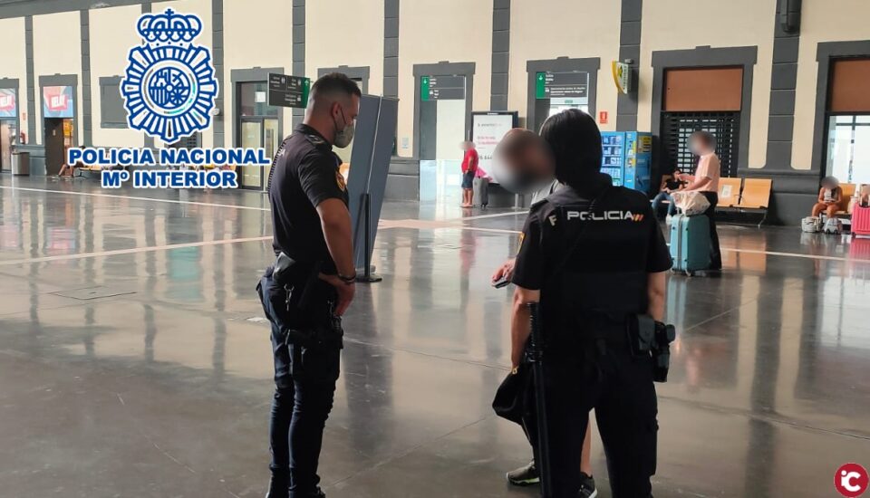 La Policía Nacional ha detenido a cuatro hombres y una mujer como autores de un delito de hurto en la estación de ADIF de Alicante