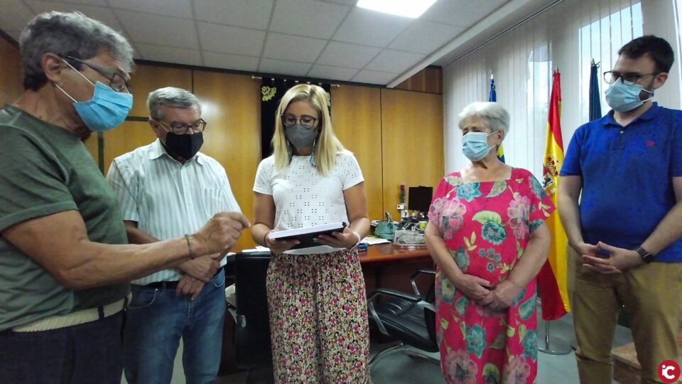 Entregan un dossier que recopila el acogimiento en la comarca de medio centenar de refugiados de la guerra de los Balcanes