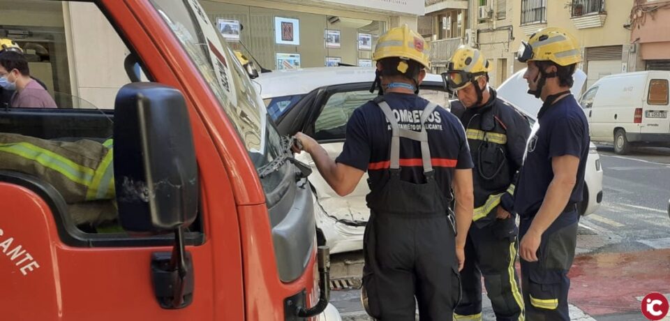 Los bomberos del SPEIS rescatan de madrugada a una persona tras iniciarse un incendio en la terraza de su ático en Alicante