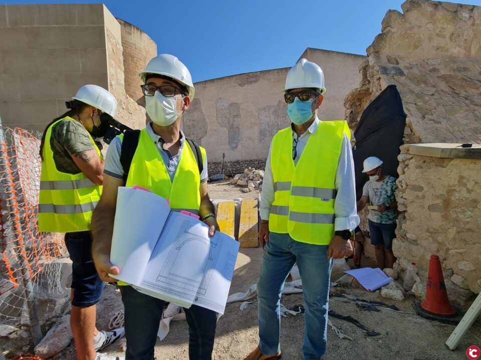 El Ayuntamiento de Elda avanza en la recuperación del Castillo con los trabajos de reconstrucción de la puerta del antemural